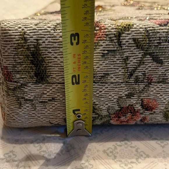 Vintage-Inspired Floral Clutch with Embellishments - Picture 13 of 15